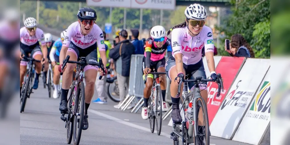 Talita Oliveira (à direita) finalizou a prova com 1h53