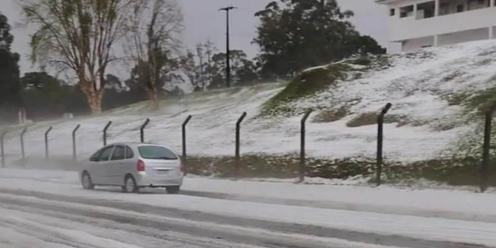 Tempestade de granizo atingiu a cidade de Castro nesta terça-feira (26).