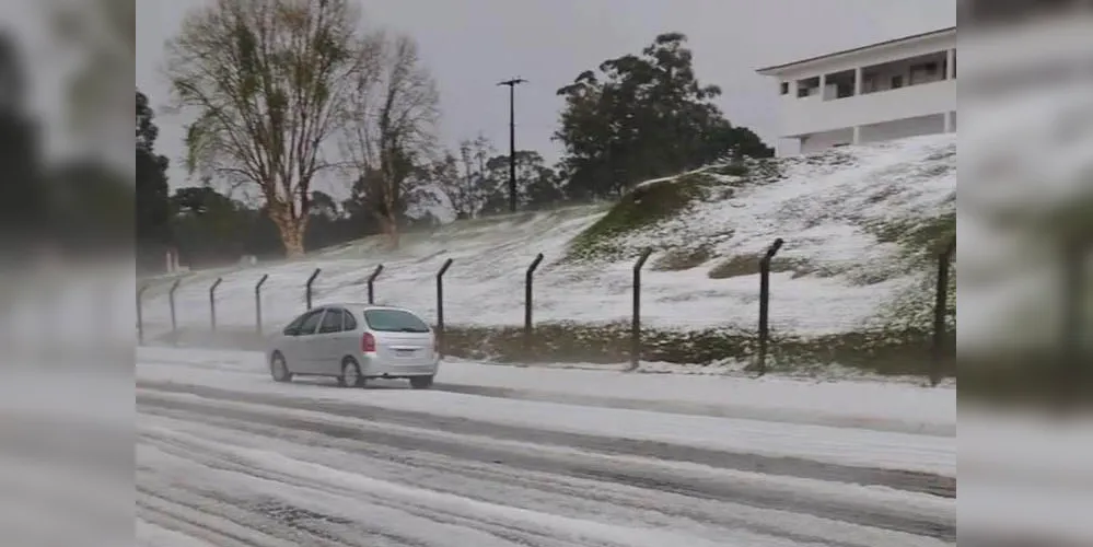 Tempestade de granizo atingiu a cidade de Castro nesta terça-feira (26).