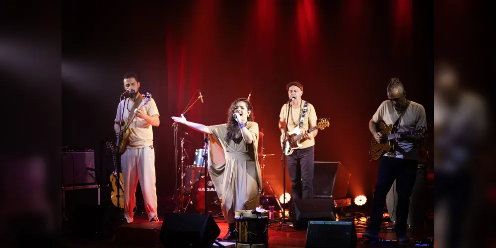 Cantora curitibana está há mais de 20 anos na cena da música; show de Thayana será gratuito em PG