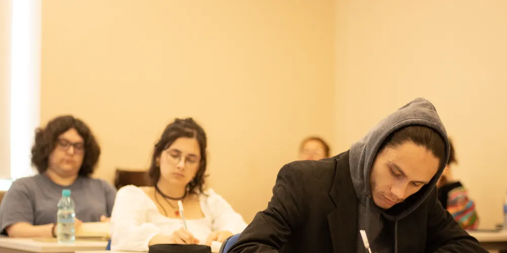 Com o tema “Elaboração de projetos e pitch”, a masterclass irá abordar desde a criação de dossiês para projetos audiovisuais até estratégias para apresentação de propostas cinematográficas