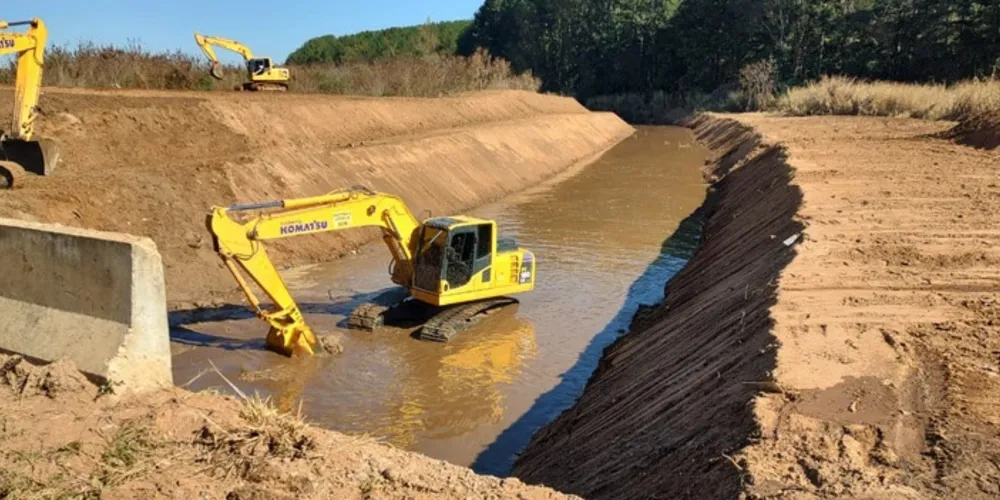 Equipe trabalha em desassoreamento no leito do Rio Ronda