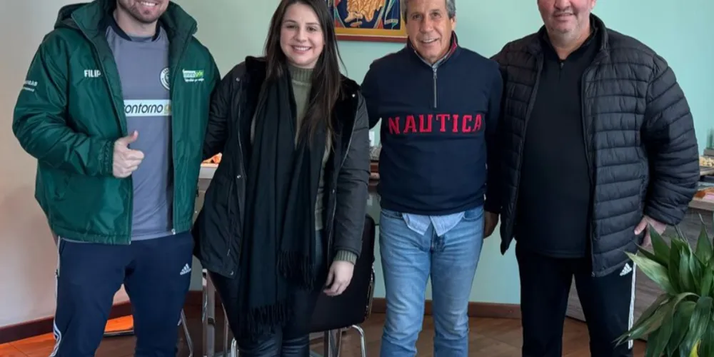 Diretoria, Álvaro Goes e Arnaldo Tozetto fechando o patrocínio da GMAD para o Contorno Futsal