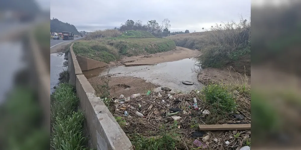 Lixo acumulado no leito do Rio Ronda no entorno da BR-376