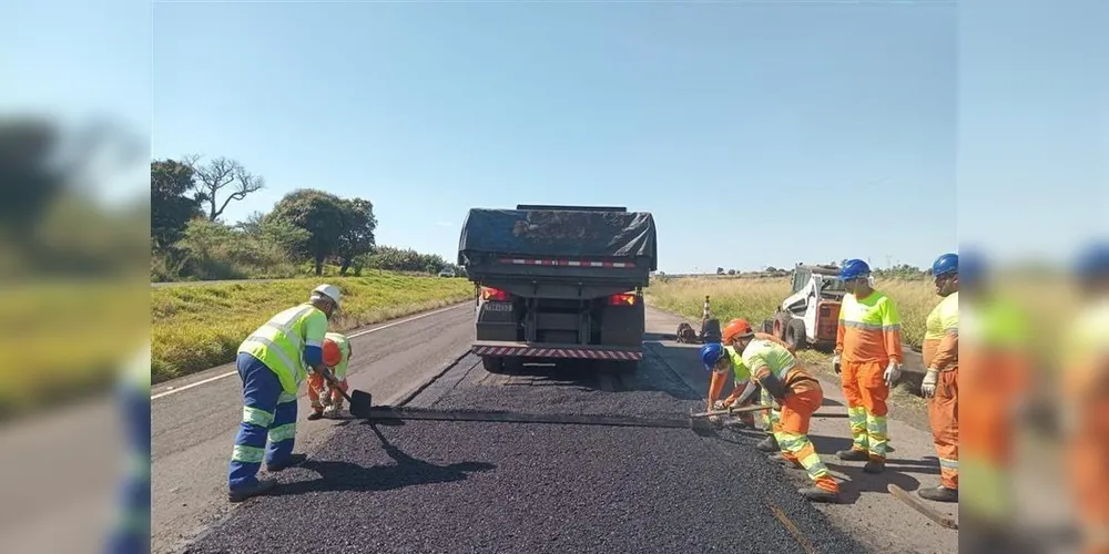 Equipe da PRVias trabalha na pavimentação de trecho da BR-376 em Apucarana