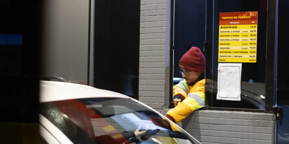 Operador da PRVias atende cliente em cabine na praça de Witmarsum