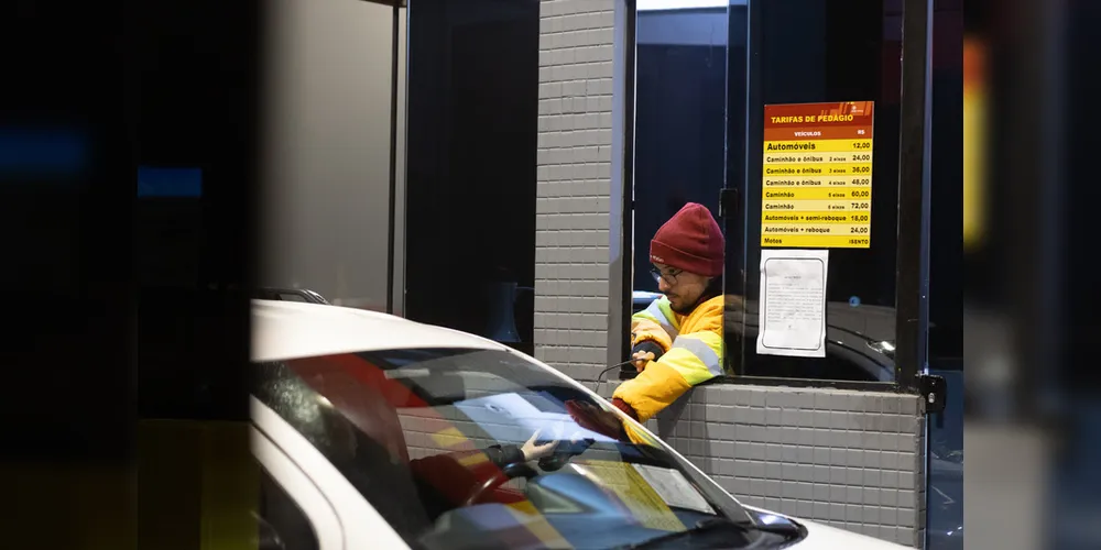 Operador da PRVias atende cliente em cabine na praça de Witmarsum