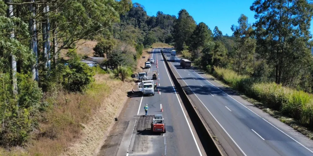 Equipe da PRVias trabalha na pavimentação no km 300 da BR-376, em Mauá da Serra