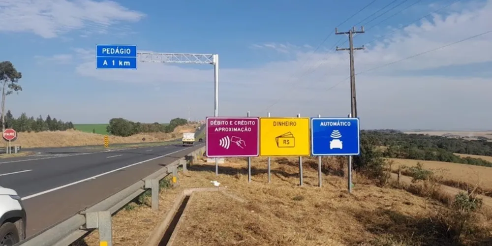 Placas com orientação por cores para motorista escolher meio de pagamento em praças