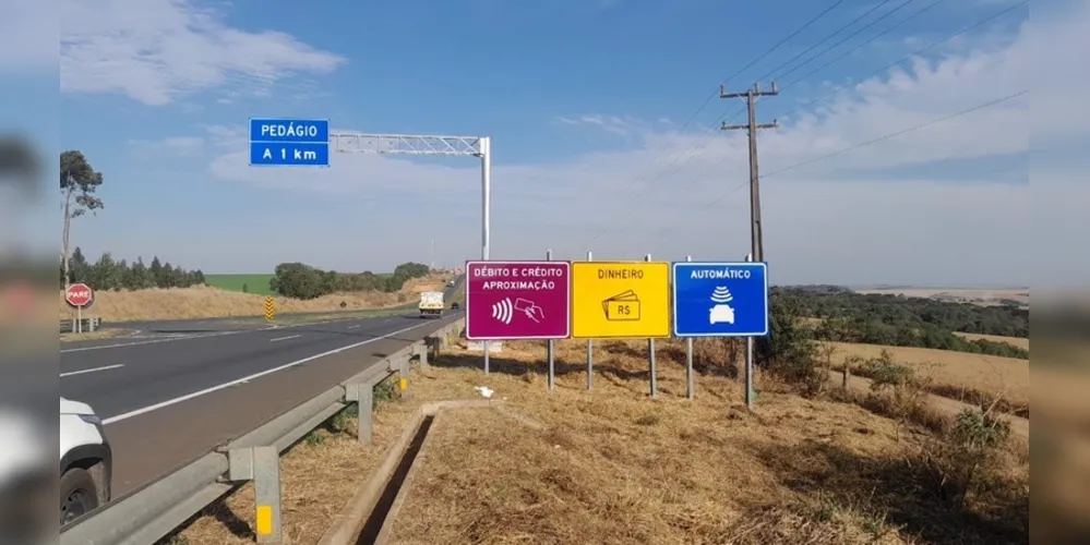 Placas com orientação por cores para motorista escolher meio de pagamento em praças