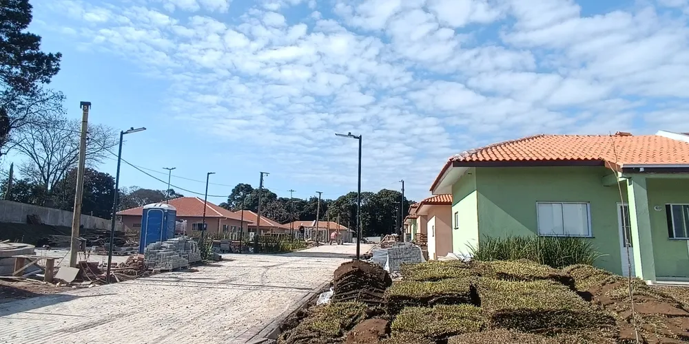O empreendimento possui 40 moradias dispostas em condomínio horizontal fechado e adaptado para o público idoso