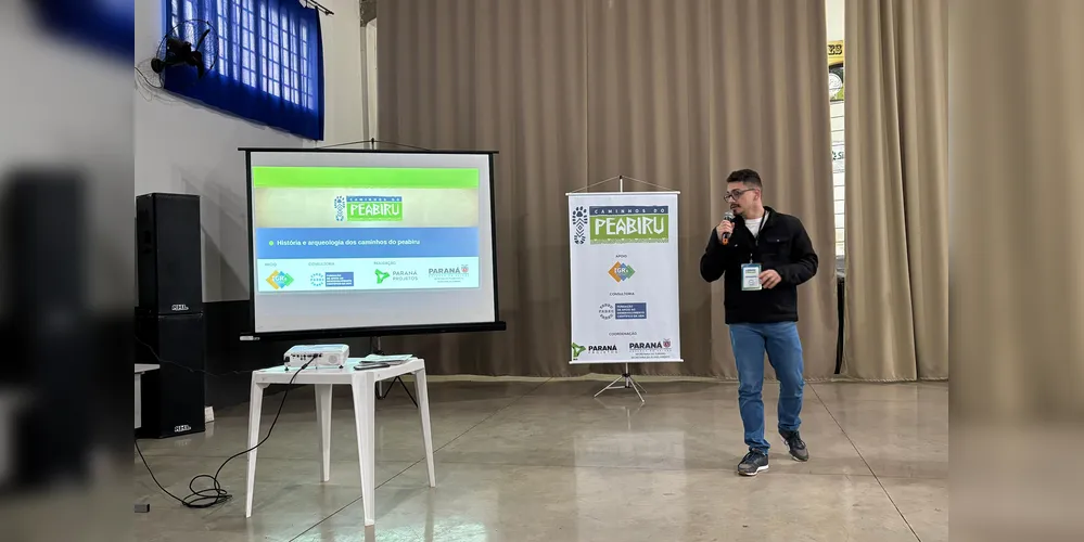 Após as palestras, há as oficinas práticas em que os participantes têm acesso a mapas das regiões com informações