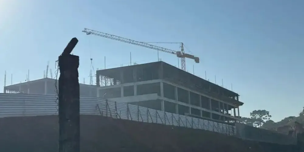 O homem está em estado grave