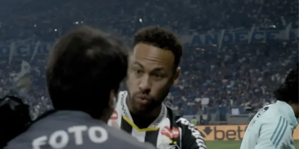 Momento da trombada de Neymar no fotógrafo Yuri Laurindo