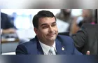 Flávio Bolsonaro saiu do país um dia antes de mandados de busca contra seu pai