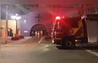 Pessoas veem mulher presa no cemitério e ela desaparece quando chegam os bombeiros