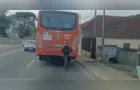 Ciclista é flagrado 'pegando rabeira' de ônibus em PG
