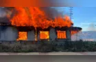 Casa pega fogo e deixa um homem ferido em Ponta Grossa