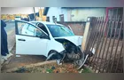 Mulher perde controle de ‘Fiesta’, atinge carro e gradil de casa em PG