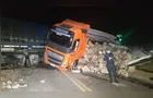 Colisão entre caminhão e trem bloqueia rua no bairro Neves, em Ponta Grossa