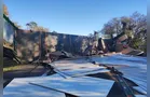Caminhão carregado de MDF colide com mureta e causa grave acidente na PR-151