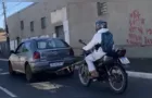 Vídeo flagra motocicleta sendo rebocada por carro em Uvaranas