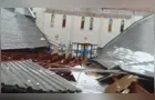 Teto de igreja desaba após chuva de granizo em Castro