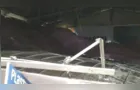 Vídeo mostra teto de loja desabar durante forte chuva em Castro