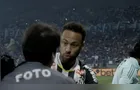 Fotógrafo é expulso de partida após esbarrar em Neymar; entenda