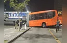 Ônibus biarticulado parte ao meio em colisão com trem em Curitiba
