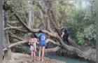 Crianças são resgatadas após pular em córrego para salvar bebê