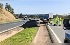 Condutor perde controle de veículo e atravessa rodovia em colisão na PR-151