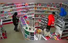 Casal é flagrado furtando produtos de drogaria em PG; veja vídeo