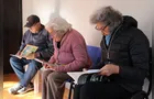 Biblioteca Gralha Azul doa livros para instituições que atendem idosos