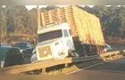 Carreta sai de pista e deixa trânsito lento na BR-376 em PG