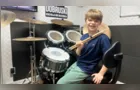 Baterista mirim encanta com talento no rock