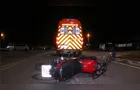 Mulher se enrosca em fios, cai de moto e fica ferida no 'Cará-Cará'