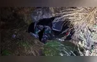 Mulher de 23 anos morre após carro capotar e cair em córrego na PR-459