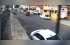 Câmera flagra acidente com tombamento no Centro de PG; assista