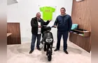 Sintropas sorteia motocicleta elétrica em alusão ao 'Junho Vermelho'