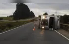 Motorista fica ferido após caminhão tombar na BR-376