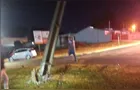 Motorista invade canteiro, bate em poste e foge em PG