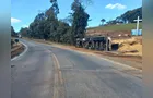 Caminhão tomba ao fazer curva na PR-441 em Telêmaco Borba