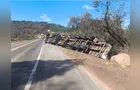 Motorista fica ferido após caminhão tombar na PR-239 em Arapoti