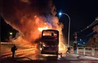 Ônibus com 45 passageiros pega fogo na BR-101, em Garuva