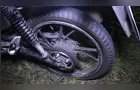 Pneu de moto fura e causa acidente em PG; Mulher fica ferida