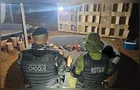PM desmantela rinha de galos, prende oito e aplica R$ 256 mil em multa