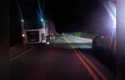 Motociclista morre após colidir contra dois caminhões na PR-090