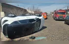 Carro tomba após colidir contra veículo estacionado em PG; veja vídeo