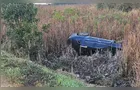 Condutor de 30 anos capota camionete na PR-151, em Castro